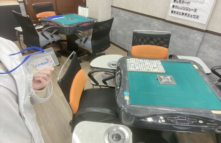 7卓ご用意して仲間同士での貸卓での麻雀も対応 | 梅田駅の雀荘なら優勝経験もある雀士が営むサイコロ麻雀研究所